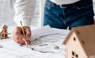 La cartografía catastral es una pieza fundamental en la gestión del territorio. Con el avance de la digitalización, la sede electrónica del Catastro permite consultar, interpretar y descargar planos catastrales de forma autónoma, tanto para ciudadanos como para técnicos municipales o profesionales del sector inmobiliario. En este artículo analizamos cómo acceder a esta información, cómo leer un plano catastral, y qué utilidad práctica tiene en procesos como compraventas, proyectos de urbanismo o regularización de edificaciones. Una mano de hombre con un lapicero trabaja sobre un plano de una edificación.