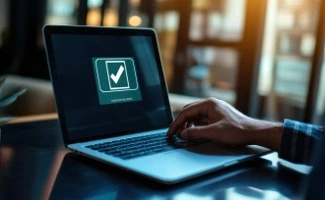 La entrada en vigor del Reglamento Verifactu ha encendido las alarmas entre autónomos y pequeñas empresas que aún facturan con hojas de cálculo o procesadores de texto. Aunque parezca una práctica inocente, almacenar esas facturas puede implicar que estés obligado a cumplir con los requisitos de los Sistemas Informáticos de Facturación (SIF). ¿La clave? El uso que haces de esos archivos y quién los conserva. Una pantalla de ordenador, muestra un simbolo de aprobación mientras una mano de hombre descansa sobre el teclado.